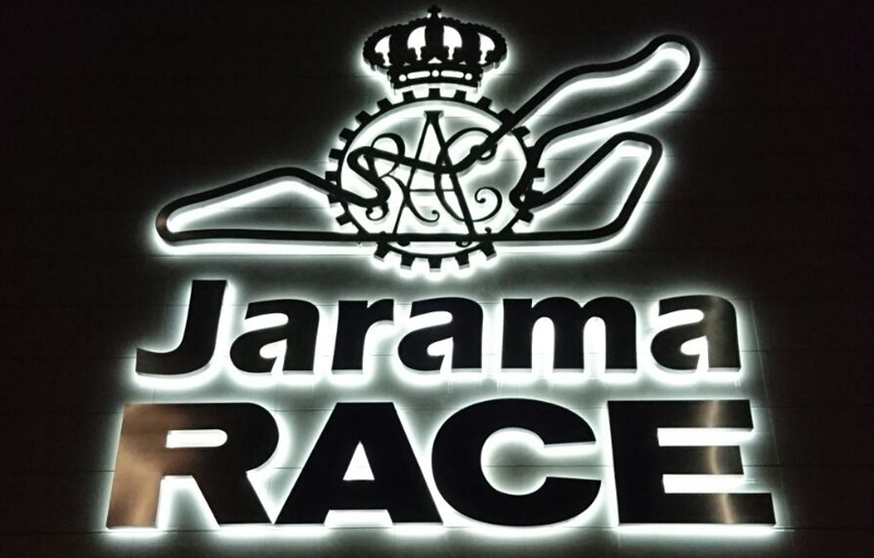 Rótulo JARAME RACE de noche
